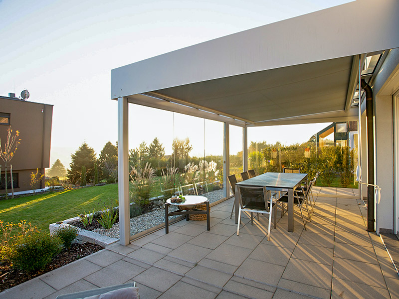 Eine schöne Außenanlage mit Terrasse